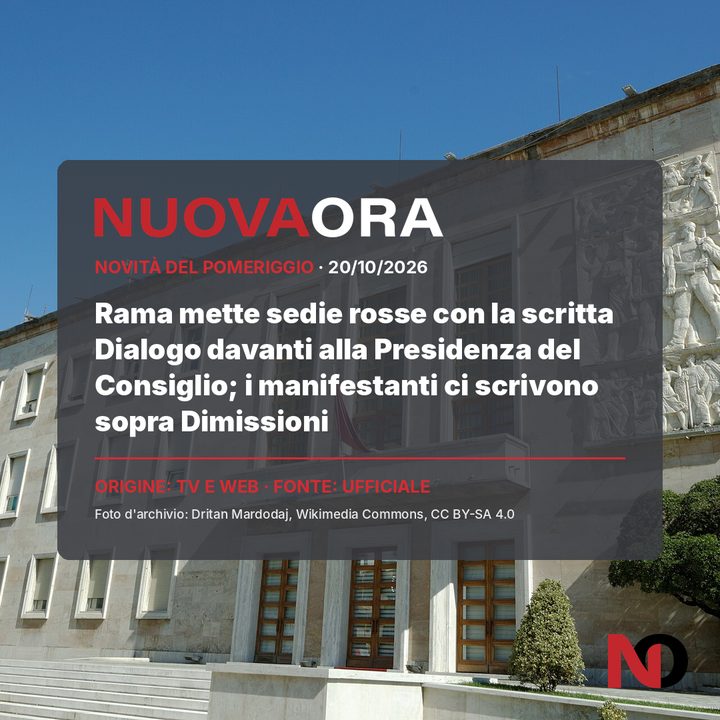 Rama mette sedie rosse con la scritta Dialogo davanti alla Presidenza del Consiglio; i manifestanti ci scrivono sopra Dimissioni