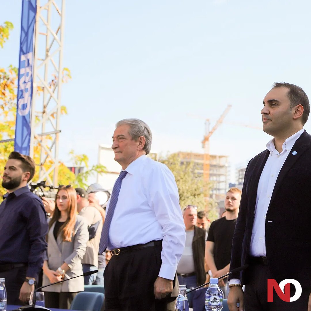 Sali Berisha con Belind Këlliçi durante l'inno nazionale, novembre 2021. Foto d'archivio: Eden Kollçinaku, Wikimedia Commons, CC BY-SA 4.0, ritagliata